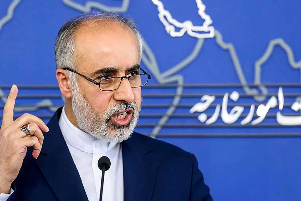 (ویدئو) انداختن چفیه بر گردن توسط کنعانی در نشست خبری هنگام تهدید کردن رژیم اسرائیل
