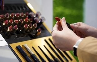 ۵ خطر بزرگ استفاده از محصولات آرایشی در دوران بارداری/ از کجا بفهمیم رژ لب سرب دارد یا نه؟