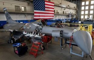 کنترل جنگنده‌ اف ۱۶ از دست خلبان خارج شد / جنگنده‌ یا ربات‌ پرنده؟