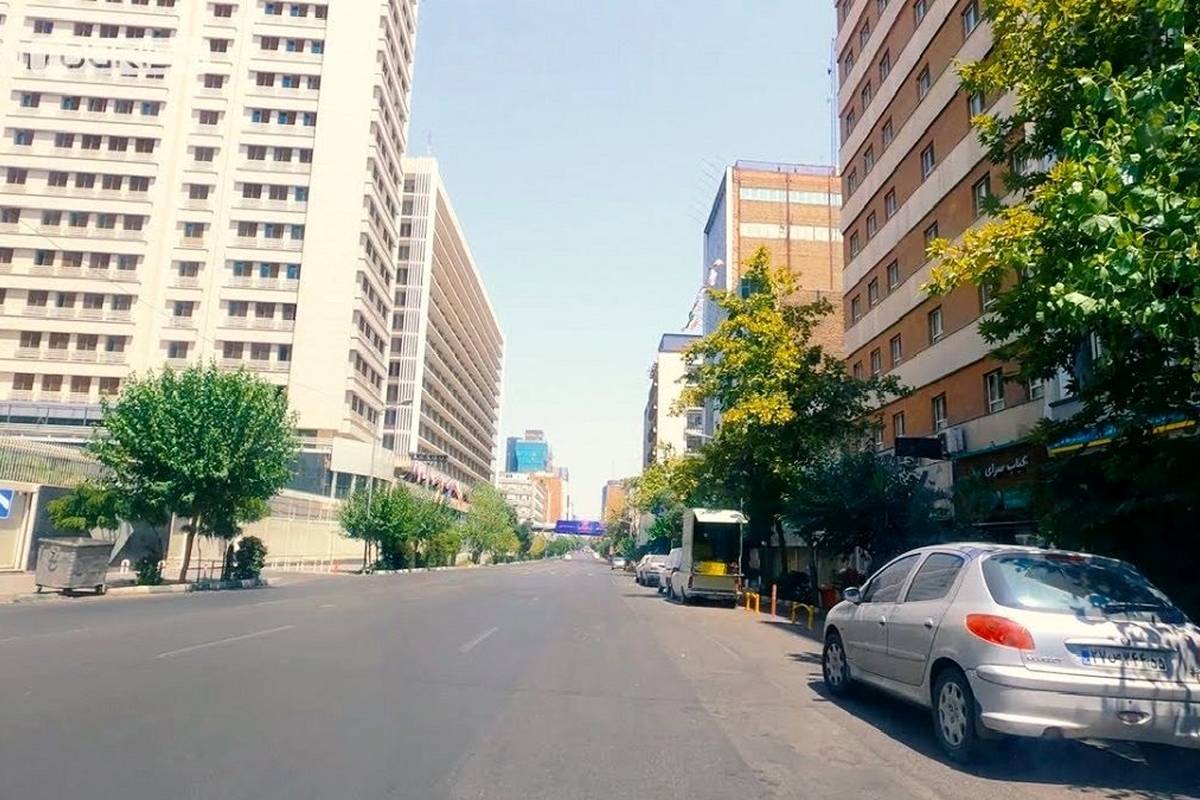 سفر به تهران قدیم؛ «کارمندان شرکت نفت با موتور وسپا در خیابان طالقانی»؛ دهه 50 + تصویر
