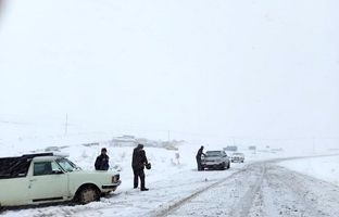  گرفتار شدن خودروها در پی بارش برف و کولاک گردنه الماس + ویدئو