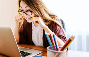 پژوهش جدید: جویدن مداد و خودکار می‌تواند به تقویت حافظه کمک کند!