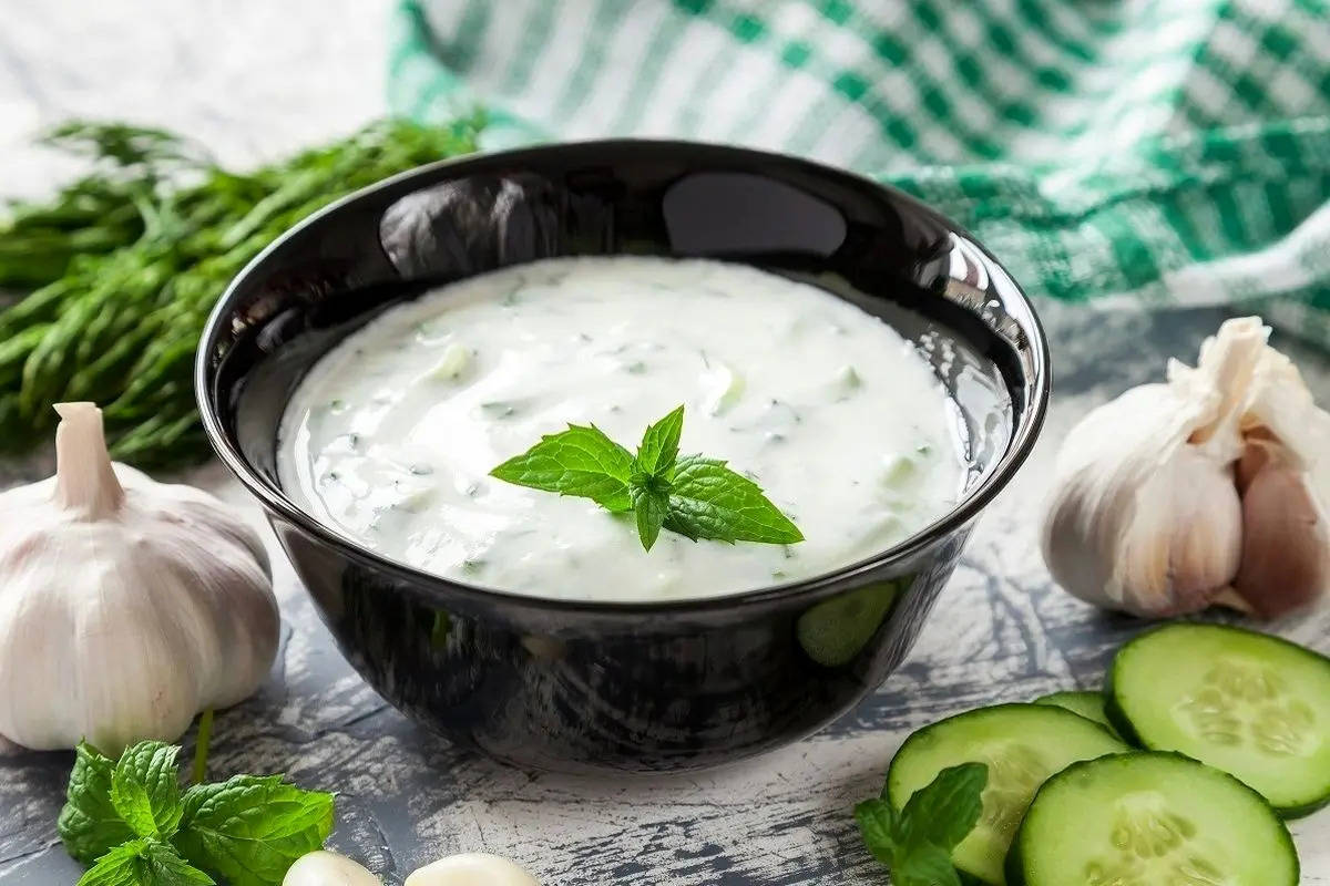 هشدار جدی کارشناس تغذیه: هرگز با غذا ماست نخورید چون... + ویدئو