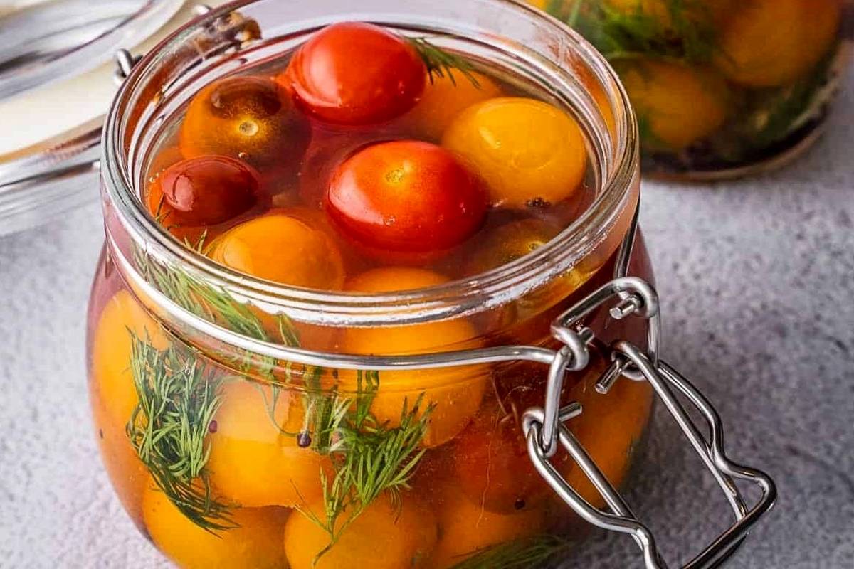 طرز تهیه ترشی گوجه گیلاسی؛ یک چاشنی فوقالعاده خوشمزه