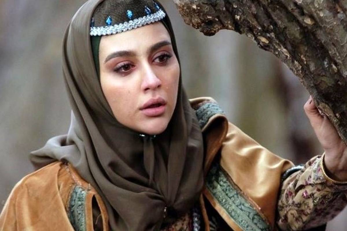 (تصاویر) تغییر چهره و استایل متفاوت میترا رفیع در حاشیه اکران یک فیلم