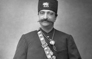 نقاشی ناصرالدین شاه قاجار از زن زیبای حرمسرایش با حال ناخوش در حوضخانه + تصویر