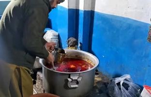 غذای خیابانی در پاکستان؛ پخت کله پاچه محبوب پیشاوری ها + ویدئو