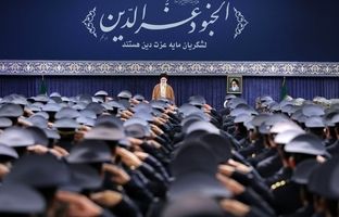 رهبر انقلاب: نباید با آمریکا مذاکره کرد؛ تهدیدمان بکنند، تهدیدشان می‌کنیم 