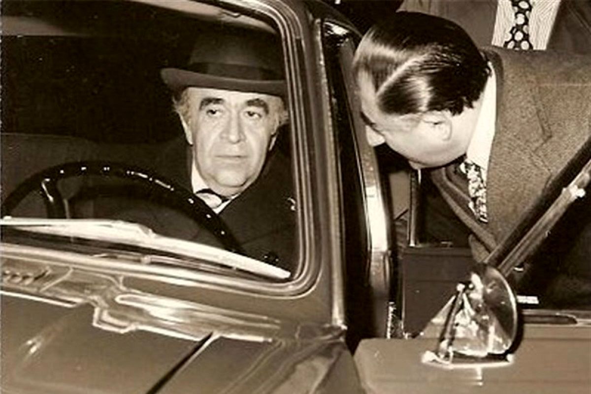 امیرعباس هویدا در حال نواختن گیتار الکترونیک؛ سال 1353 + عکس