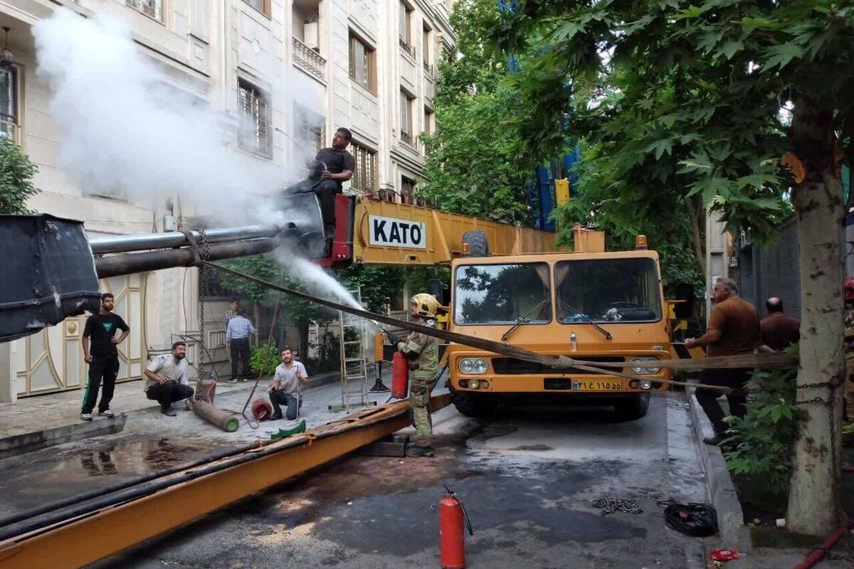  واژگونی جرثقیل ۶۰ تنُی بر پشت‌بام ساختمانی در تهران + ویدئو
