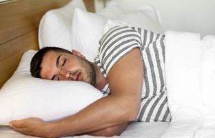 علت و دلیل ریختن آب دهان در خواب + درمان های طب سنتی